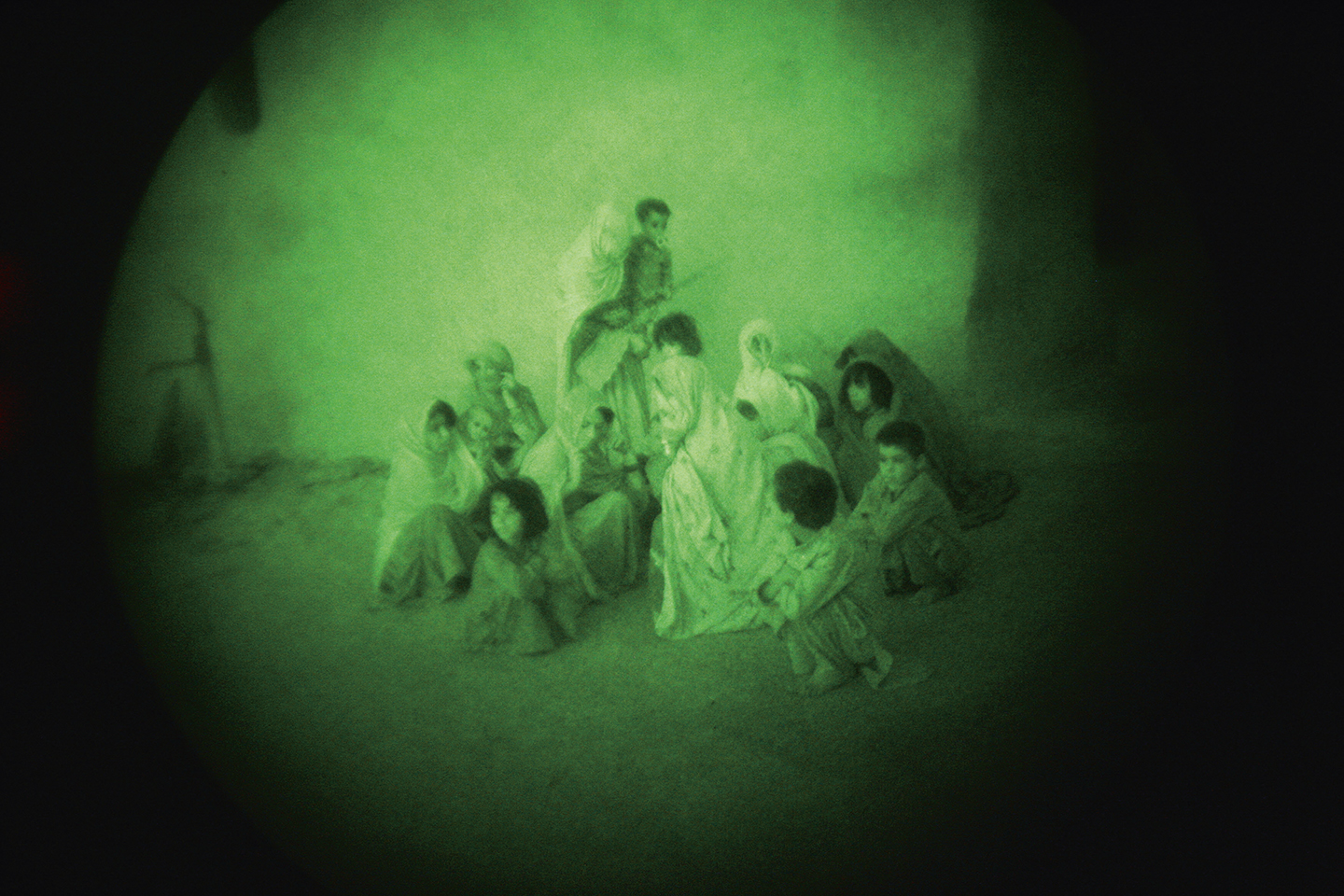 Een Afghaans gezin tijdens een huiszoeking door Amerikaanse en Afghaanse militairen op zoek naar leden van de Taliban.