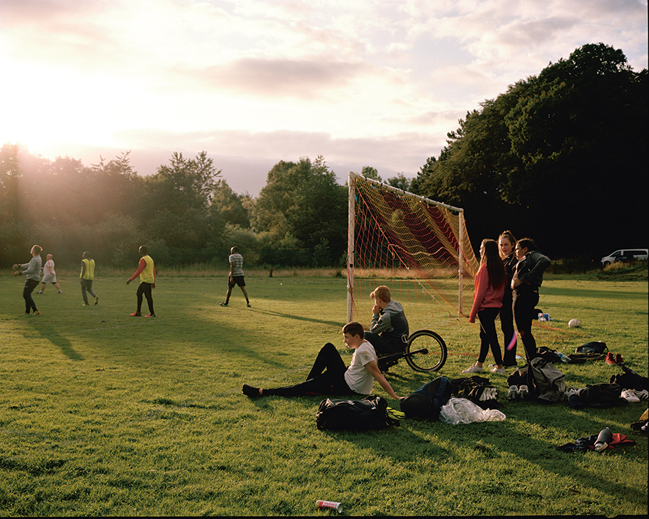 Tieners kijken naar een voetbalwedstrijd georganiseerd in Glasgow door Men Matter.
