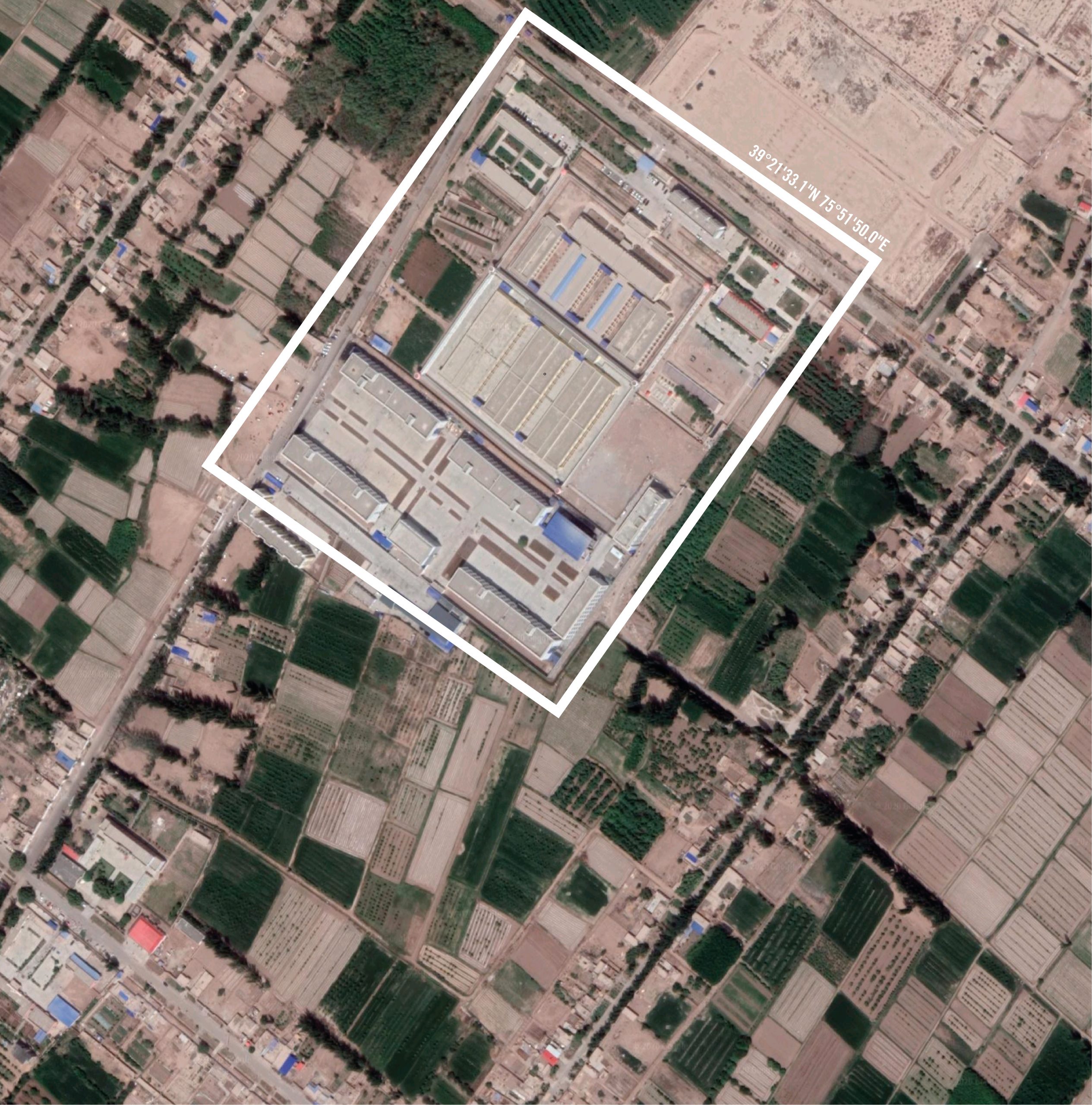 Satellietfoto van de vermoedelijke locatie van een interneringskamp voor Oeigoeren in Xinjang