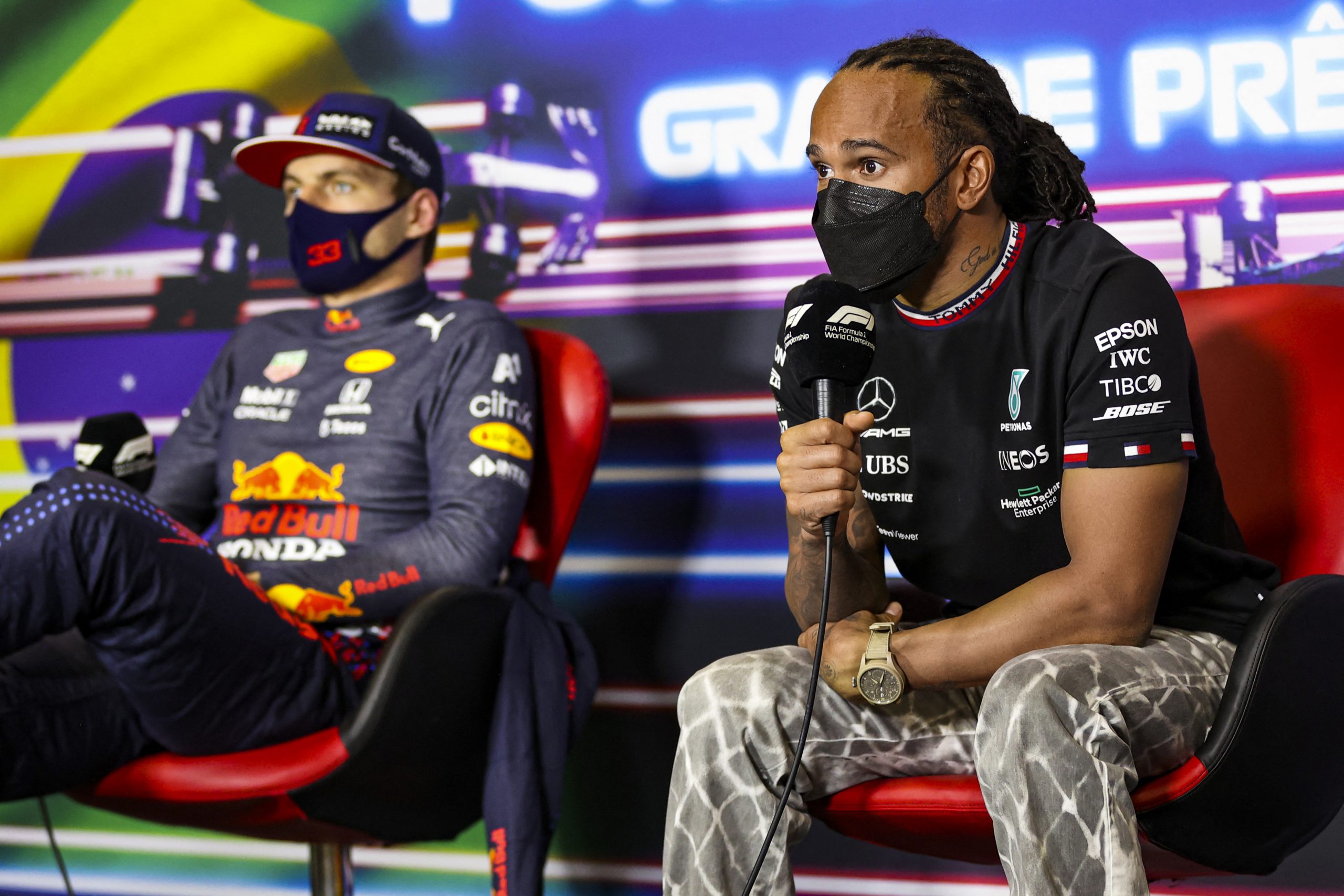Autocoureurs Lewis Hamilton (R) en Max Verstappen (L) tijdens een persconferentie na een Formule 1-race in Brazilië. Kort daarna raceten de twee in Saudi-Arabië
