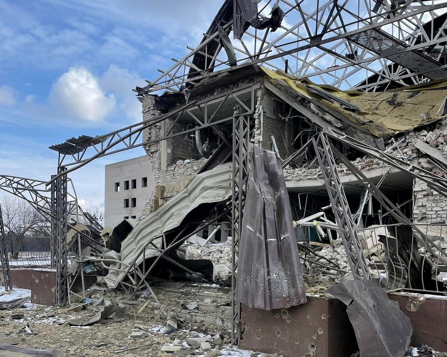 In Izium, Oost-Oekraïne, dreigt een humanitaire ramp terwijl Russische troepen de stad blijven bombarderen. Amnesty sprak gevluchte inwoners.