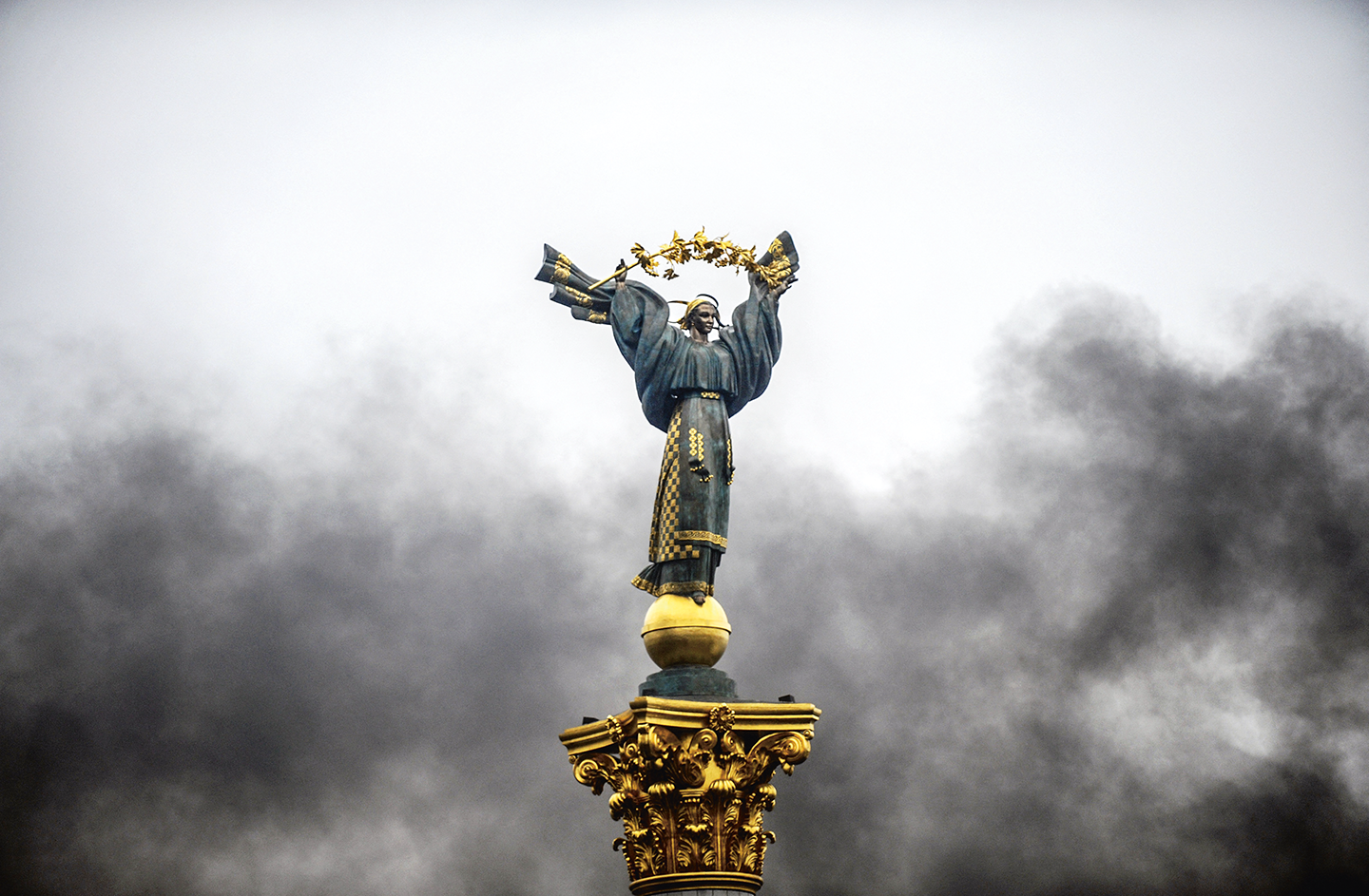 Maidan Nezalezhnosti, oftewel het Onafhankelijkheidsplein in Kiev, tijdens de Maidan-revolutie in 2014. De protesten waren gericht tegen de wijdverbreide corruptie en armoede in Oekraïne en tegen de pro-Russische president Janoekovitsj, die weigerde een associatieverdrag met de EU te ondertekenen.