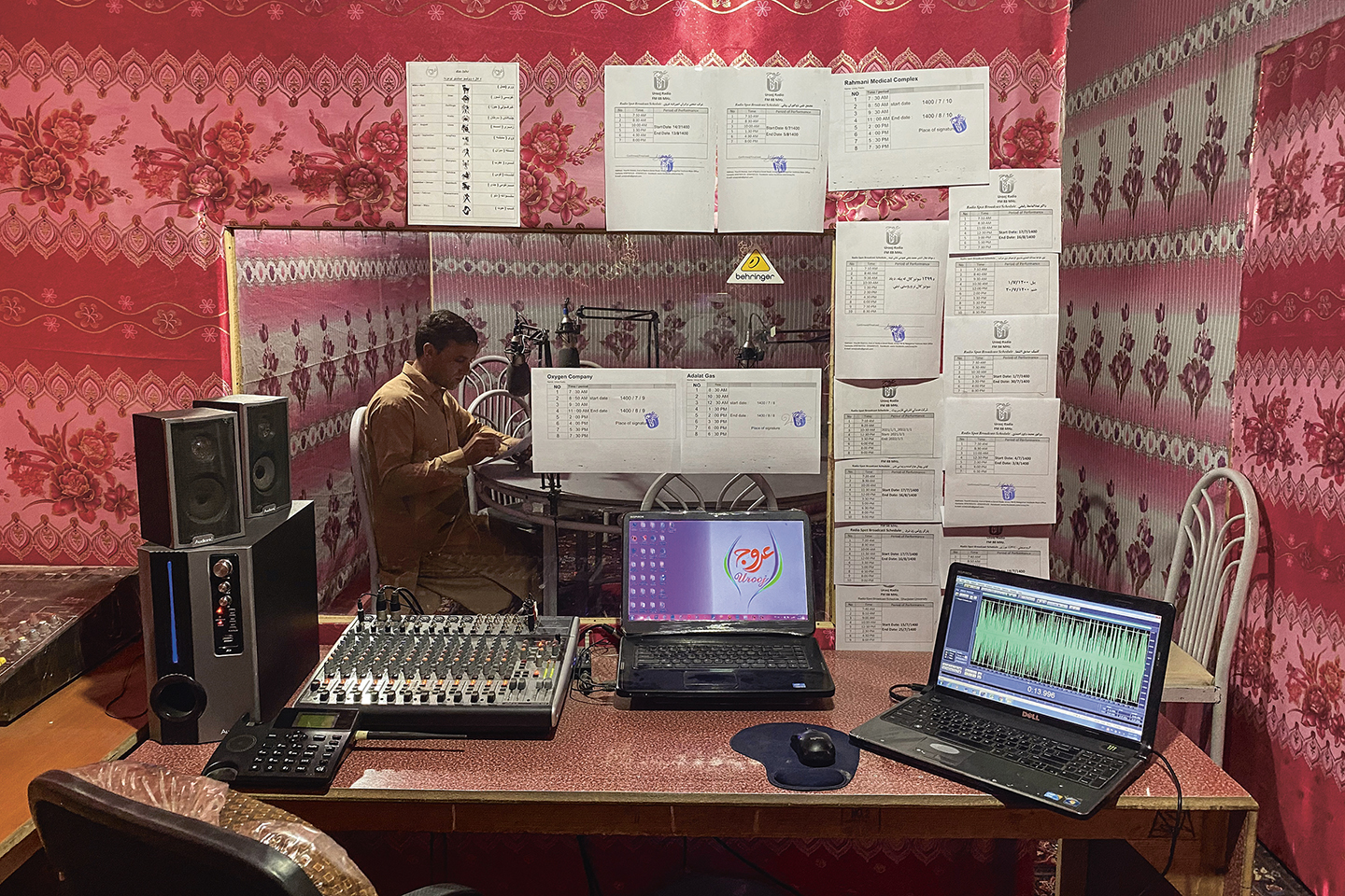 Journalist en radiopresentator Ebrahim Parhar van het radiostation Urooj in de provincie Farah mag sinds de machtsovername van de Taliban alleen nog maar urenlange religieuze preken uitzenden.