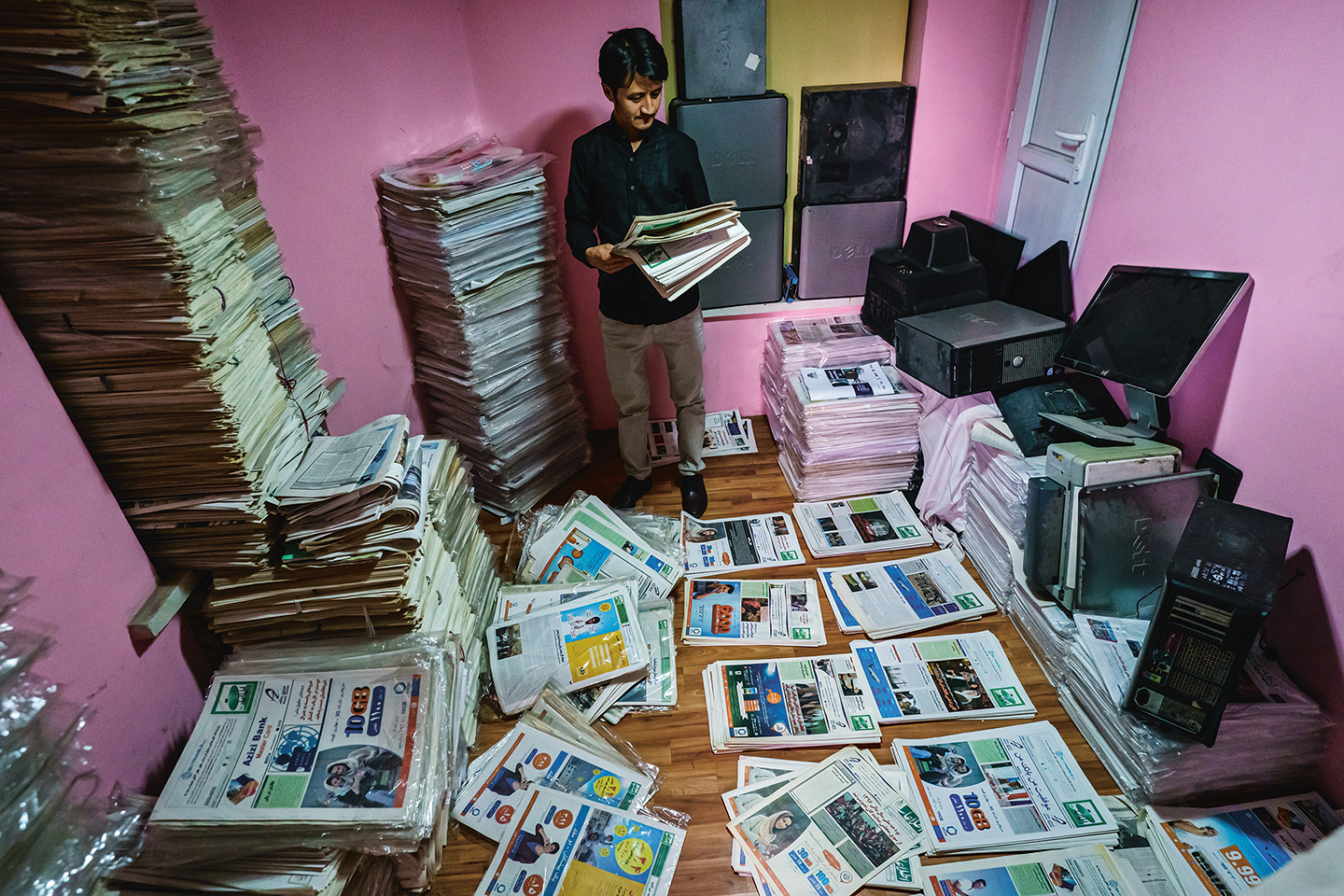 Journalist Zaki Daryabi richtte in 2012 de krant Etilaat Roz op, die uitgroeide tot een van de meest gelezen kranten in Afghanistan. Twee journalisten werden ernstig mishandeld door de Taliban nadat ze over een vrouwenprotest hadden bericht.