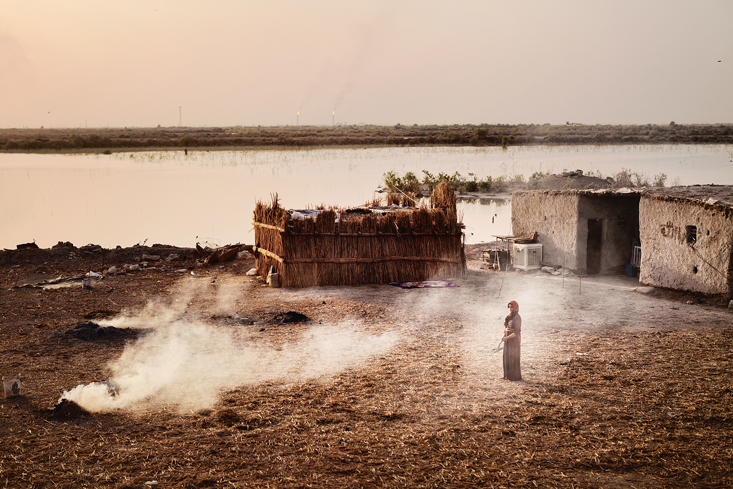 Het affakkelen van gas verlicht de nachtelijke lucht boven de Hawizeh-moerassen. Al zo’n zeventig jaar wordt hier naar gas en olie geboord.