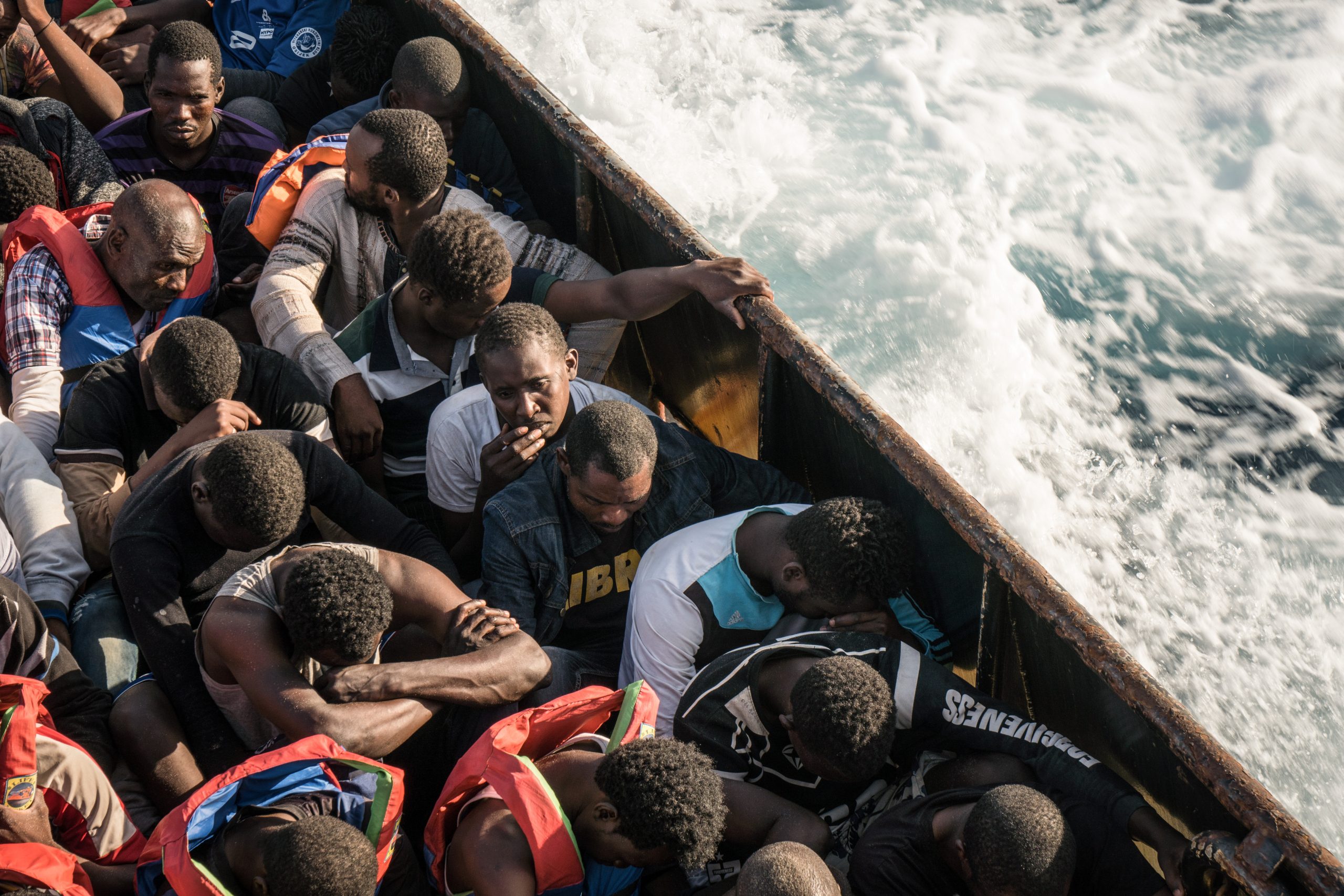 Door Libië op zee gevangengenomen vluchtelingen.
