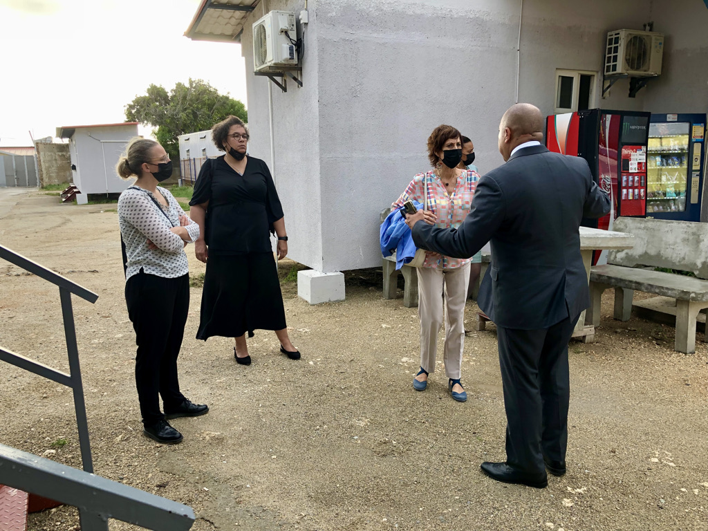 Richard Kramers, directeur Vreemdelingentoezicht op Aruba, laat Ella de Lange (Vluchtelingenwerk), Dagmar Oudshoorn (Amnesty Nederland) en Ieteke Witteveen (Human Rights Caribbean) het detentiecentrum voor migranten op Aruba zien.