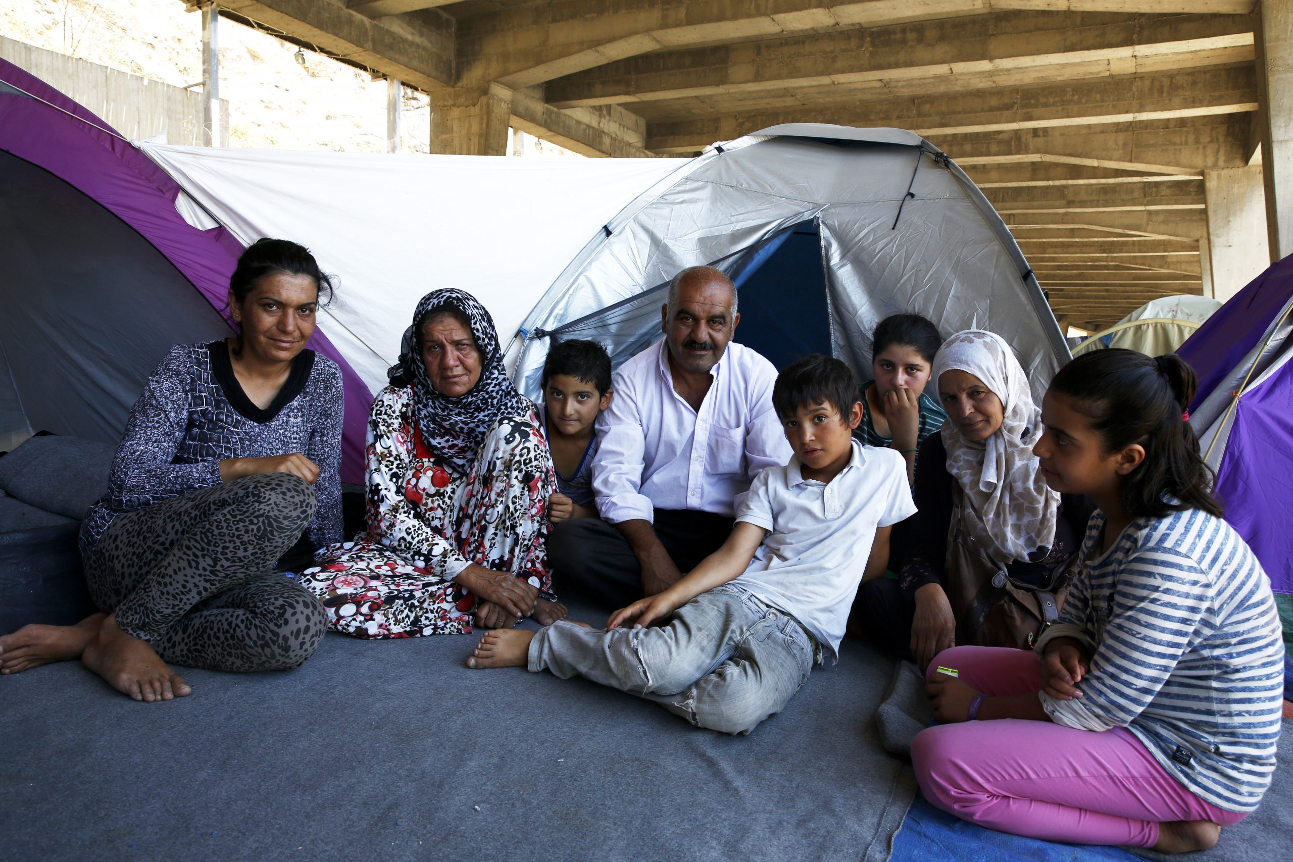 Een Koerdische familie uit Syrië is gestrand op het Griekse eiland Lesbos.