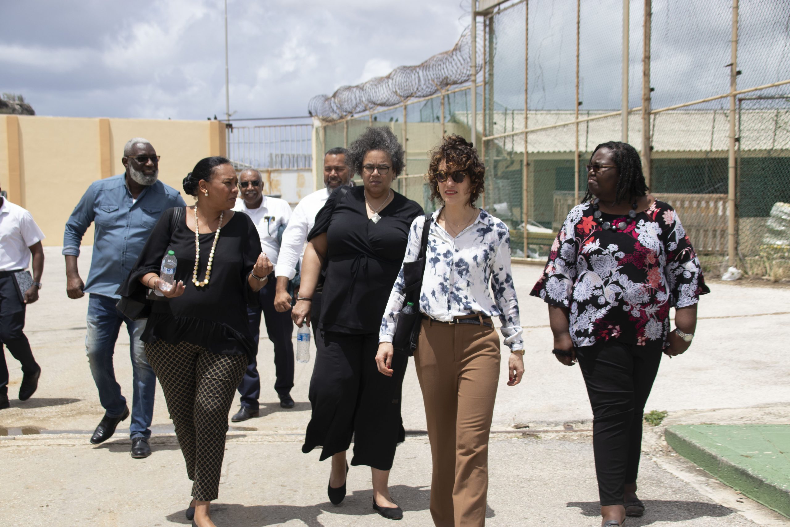 Berber van Beek - Studiorootz Amnesty-directeur Dagmar Oudshoorn (zwarte jurk) en Amnesty-onderzoeker Yara Boff Tonella (witte blouse) bezoeken de vreemdelingenbarakken in Curaçao. (foto: Berber van Beek - Studiorootz)
