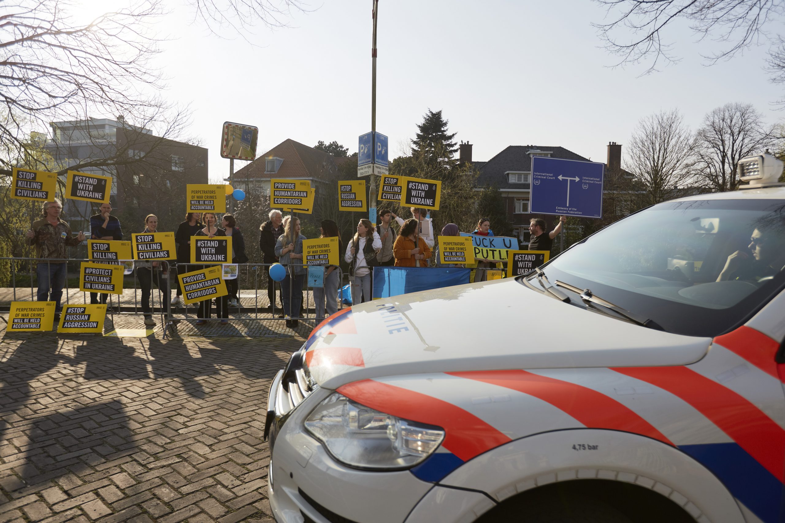 Leden en supporters van Amnesty demonstreren op 24 maart 2022 bij de Russische ambassade in Den Haag tegen de invasie in Oekraïne.