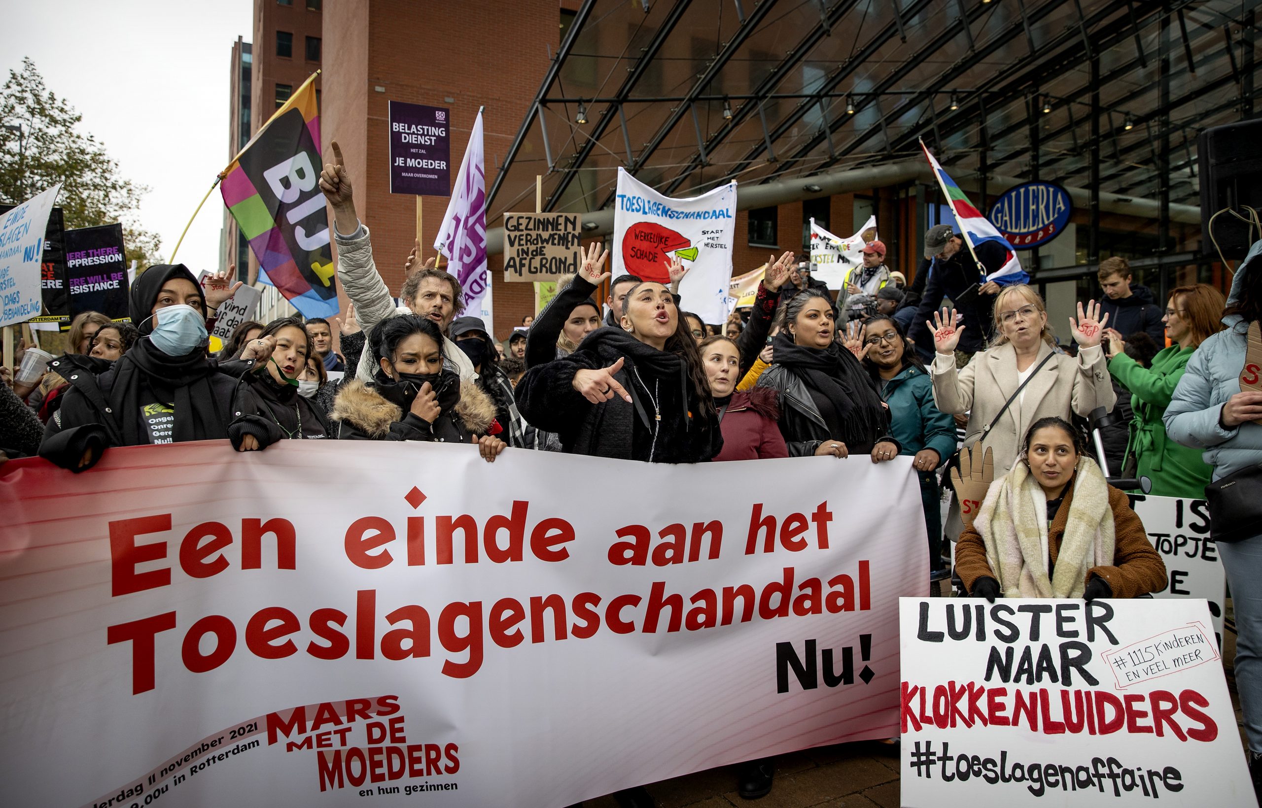 Gedupeerde ouders van de toeslagenaffaire lopen mee in de Mars met de Moeders in november 2021. Met de mars willen de ouders aandacht vragen voor het toeslagenschandaal.