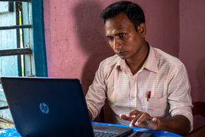 Shahnewaz Chowdhury, een mensenrechtenverdediger uit Bangladesh, kan 10 jaar gevangenisstraf krijgen omdat hij op Facebook zei dat een kolengestookte energiecentrale in de stad waar hij woont milieuverontreiniging veroorzaakt.