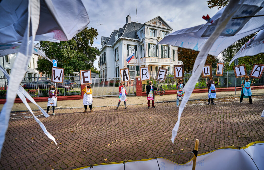 Amnesty demonstreert op 22 oktober 2020 voor de Russischche ambassade in Den Haag voor de vrijlating van de Russische kunstenares en activiste Yulia Tsvetkova. Zij wordt beschuldigd van het ‘maken en verspreiden van pornografische materialen’. Tsvetkova, die zich inzet voor vrouwenrechten en LHBTI’ers, had op sociale media tekeningen geplaatst van het naakte vrouwelijk lichaam.