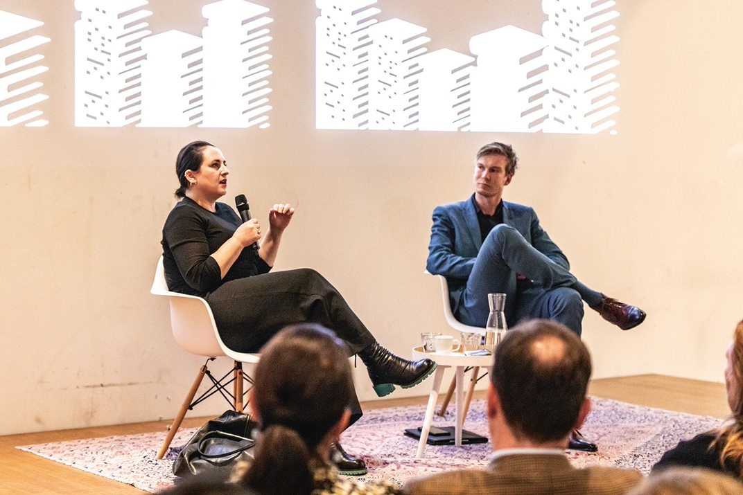 Haratischwili (links) op literair festival Crossing Border in Den Haag, 5 november 2022. ‘Voor Nederlanders is wat ik vertel enkel nieuws: op televisie of uit de krant. Maar voor ons is het iets heel anders.’