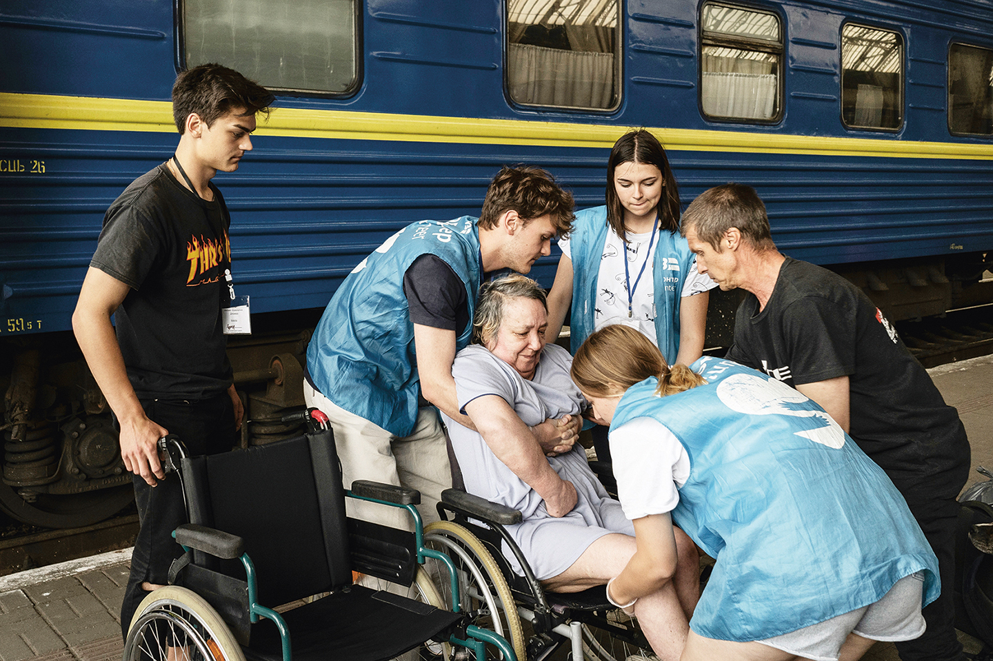Vrijwilligers helpen mindervaliden uitstappen op een perron van het station van Lviv. Deze passagiers zijn net Zaporizja ontvlucht vanwege de onveilige situatie daar.