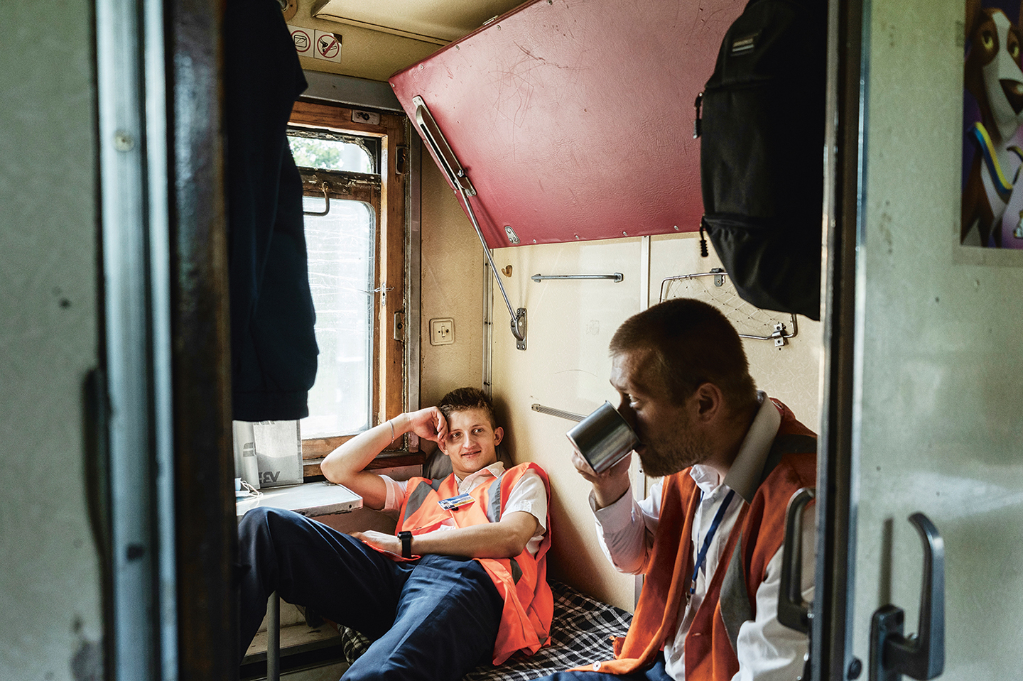 Even een moment pauze voor het personeel van de evacuatietrein, onderweg naar Dnipro.
