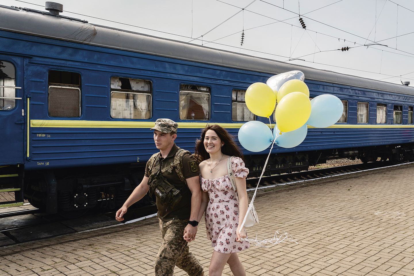 Op het station van Lviv verwelkomt een jonge vrouw haar vriend, net terug uit de oorlogszone.