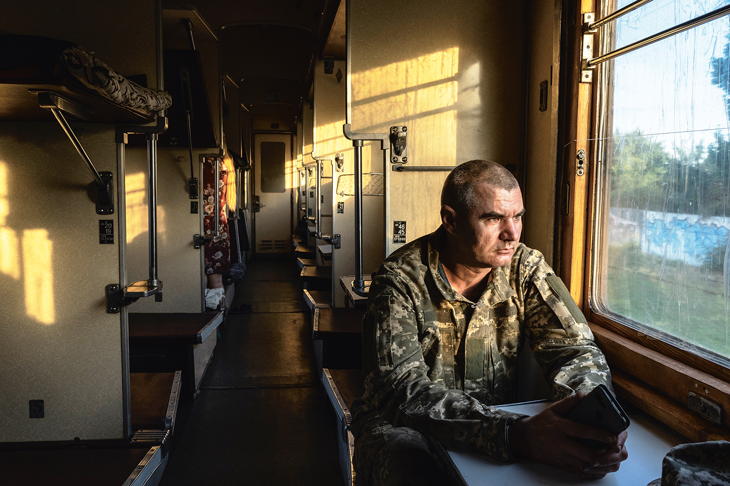 Een soldaat uit Oekraïne op verlof verlaat het front om zijn gezin een paar dagen te bezoeken.