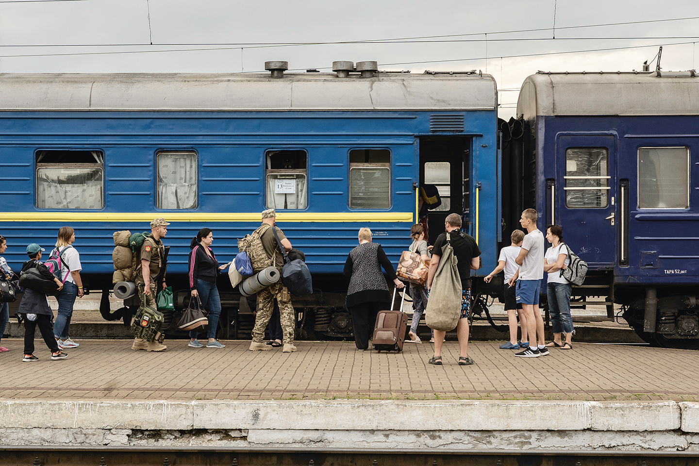 Het treinstation van Lviv. De trein is het betrouwbaarste vervoermiddel van deze oorlog gebleken, niet alleen voor burgers maar ook voor soldaten.
