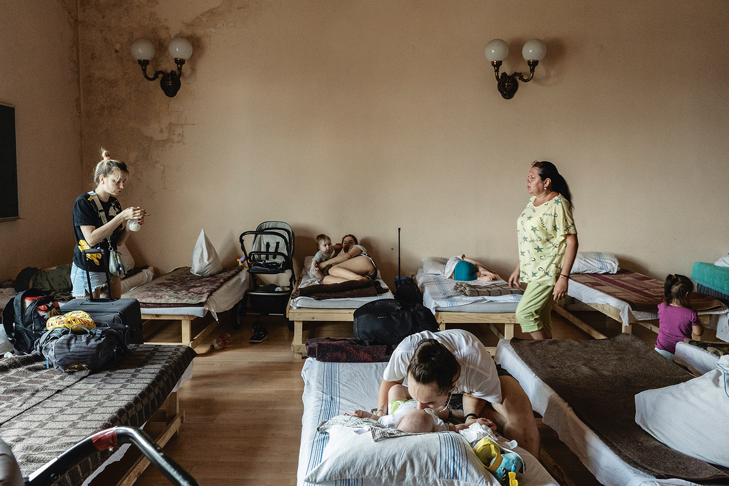 Gevluchte mensen zonder onderdak kunnen op het station van Lviv bijkomen in een ruimte die de Oekraïense Spoorwegen ter beschikking hebben gesteld.