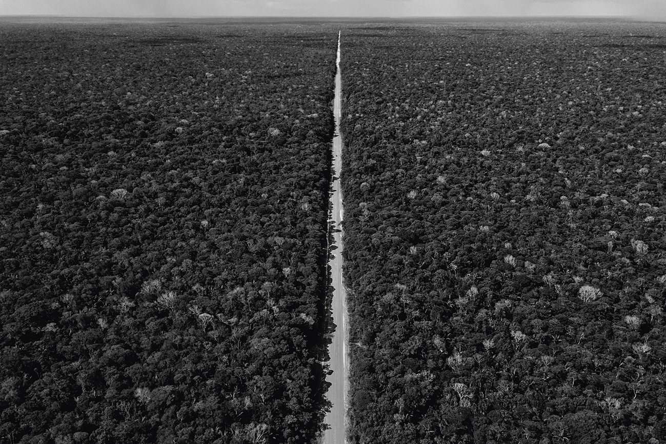 De BR-319 loopt dwars door het Amazonewoud van Manaus naar Porto Velho. Bolsonaro wilde deze weg laten opknappen, wat een kwetsbaar deel van de Amazone beter bereikbaar zou maken.