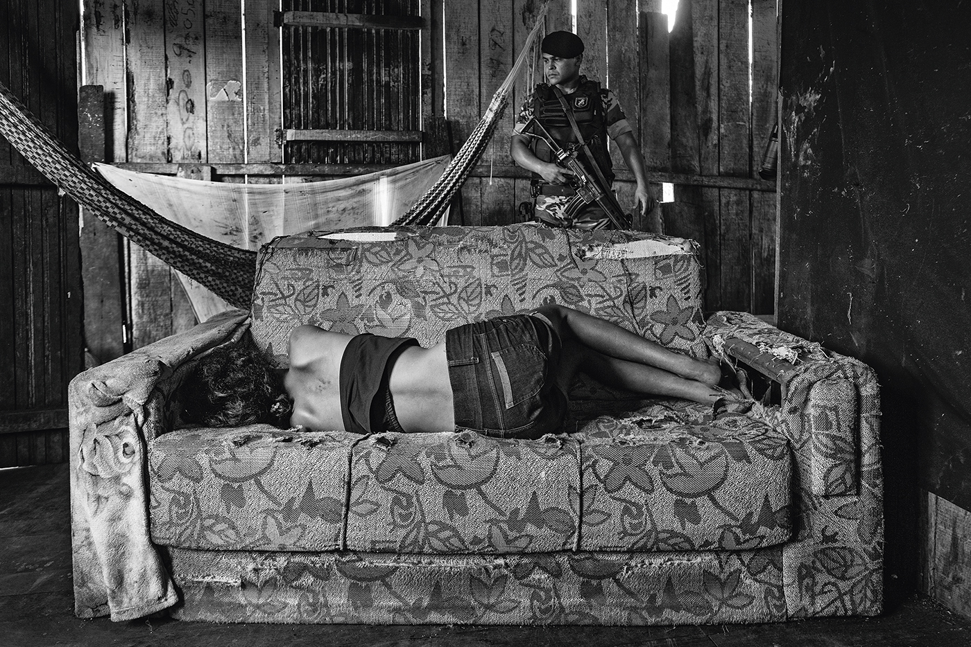 Een politieagent doorzoekt een drugspand in een van de armste buurten van de Amazonestad Altamira.