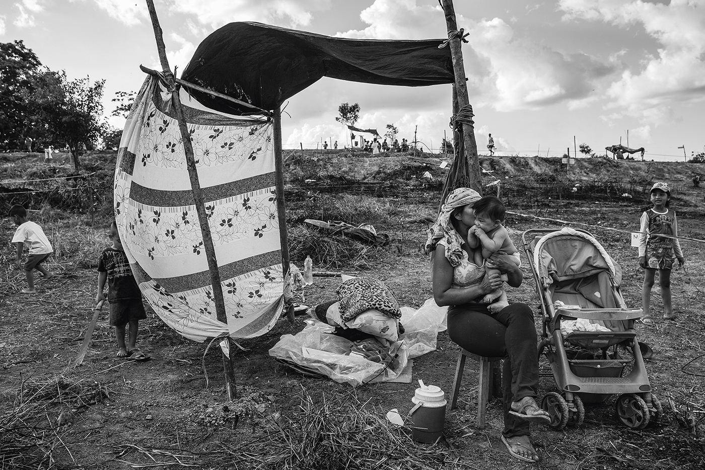 Een dakloos gezin op een stuk grond aan de rand van Manaus. Het terrein is gekraakt door inheemsen die van hun land zijn verjaagd.