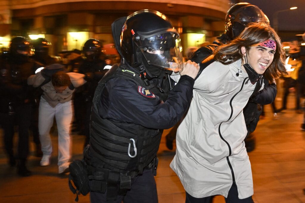 Politieagenten houden op 21 september 2022 een man vast in Moskou, na oproepen tot protest tegen gedeeltelijke mobilisatie aangekondigd door president Vladimir Poetin. President Vladimir Poetin belde op 21 september Russische militaire reservisten op en zei dat zijn belofte om alle militaire middelen in Oekraïne te gebruiken 'geen bluf' was, en liet doorschemeren dat Moskou bereid was kernwapens te gebruiken.