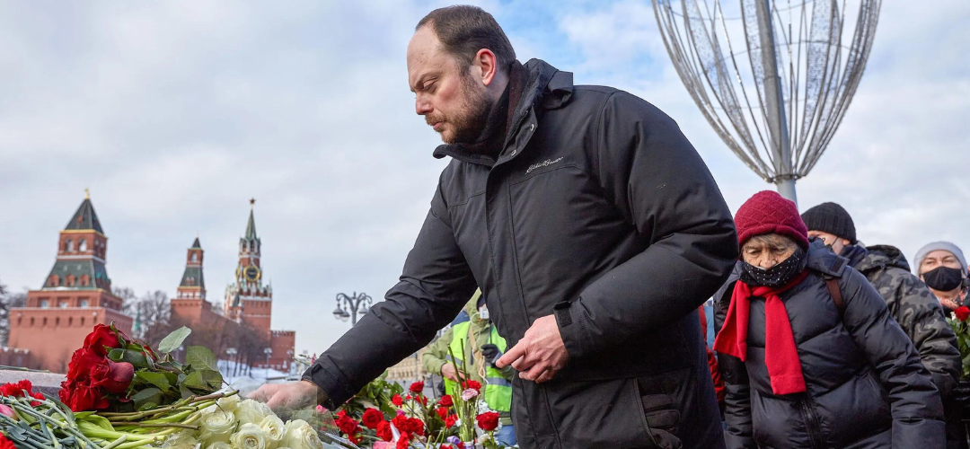 Vladimir Kara-Murza legt bloemen neer