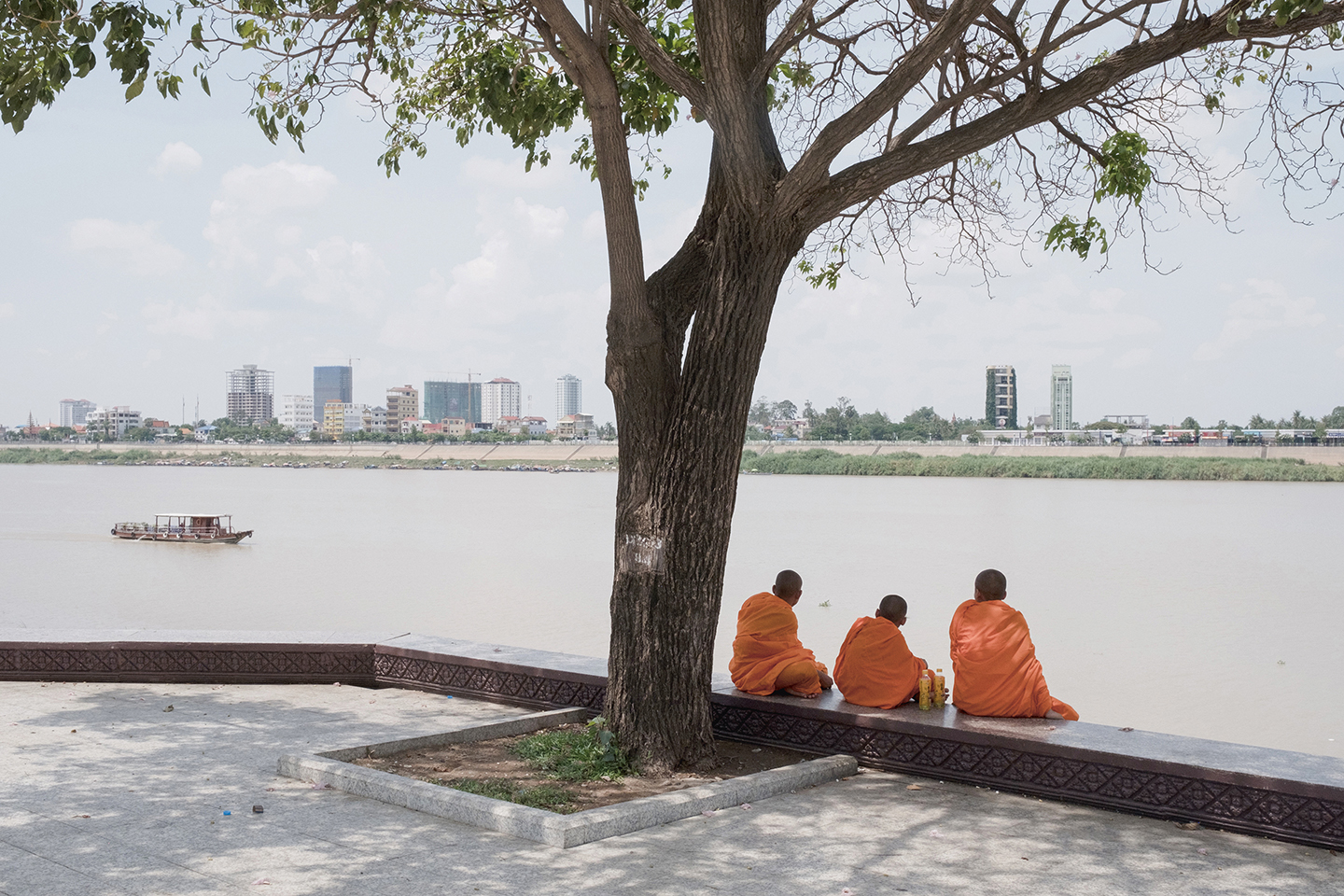 boeddhistische monniken aan de oever van de rivier in Phnom Penh.