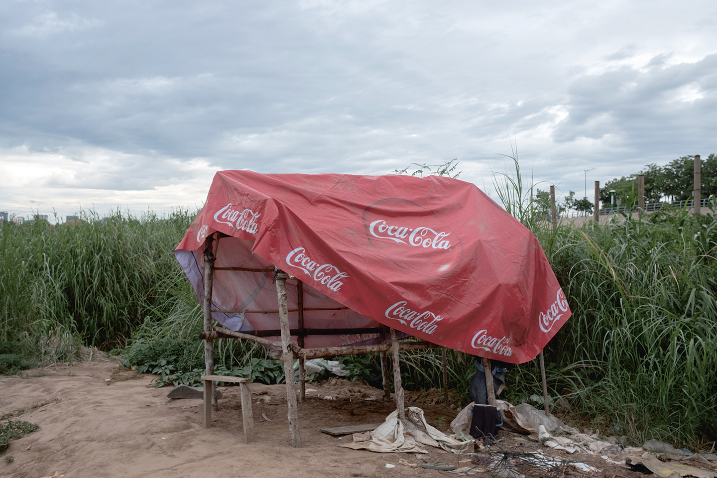 Een verlaten straatverkopershut midden in een moerassig gebied.