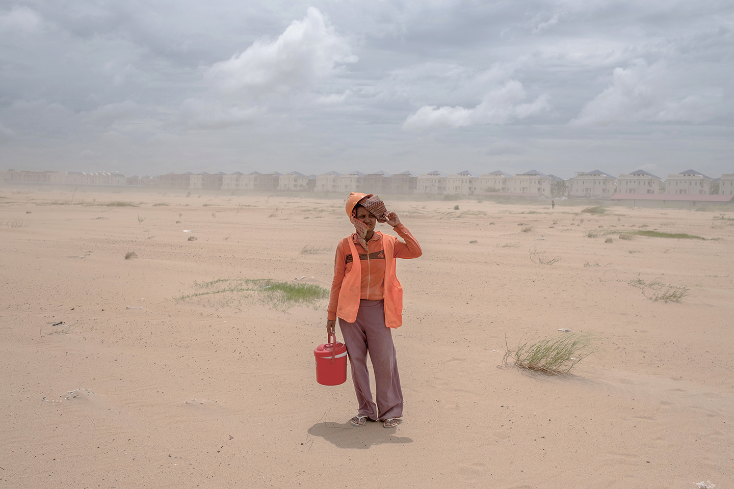 Een Cambodjaanse arbeider aan de rand van Phnom Penh. De afgelopen jaren is de hoofdstad uitgebreid met veel nieuwe woonwijken.