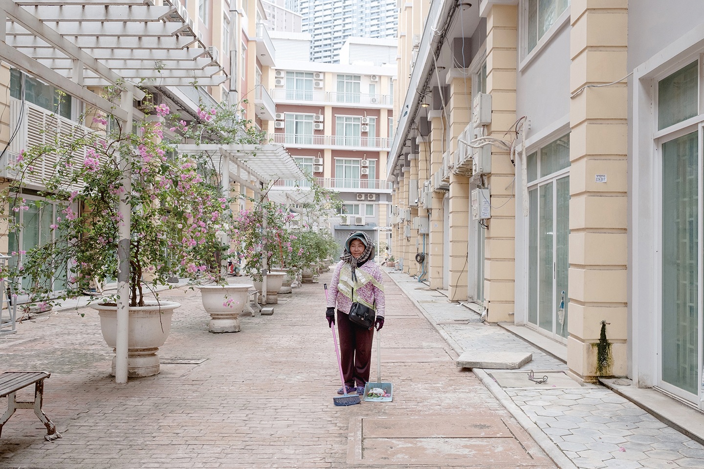Mie (51 jaar), uit de provincie Prey Veng, werkt als straatveger op Diamanteiland. Ze verdient 4 dollar per dag.