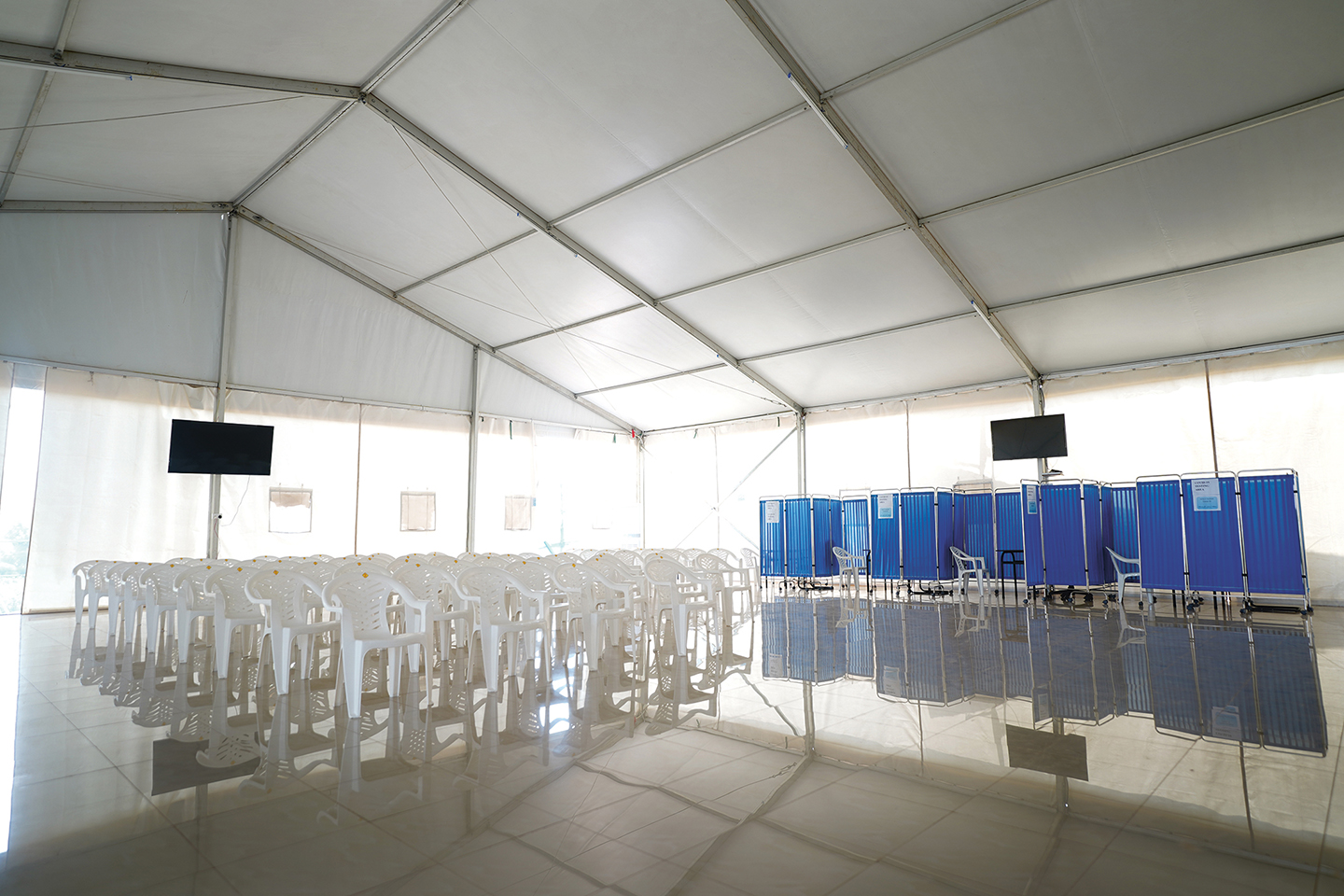 In deze tent in Kigali (Rwanda) zouden asielzoekers uit het VK na aankomst worden getest op corona.