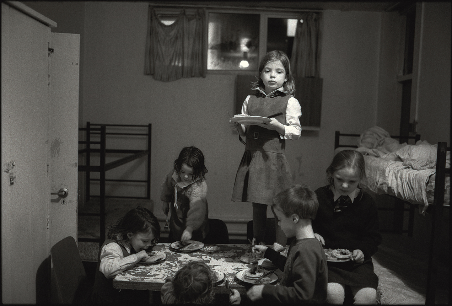 Dochter Kirsti staat in 1992 op tafel tussen haar broers en zussen in de daklozenopvang. (Uit de serie Thatcher's Children)