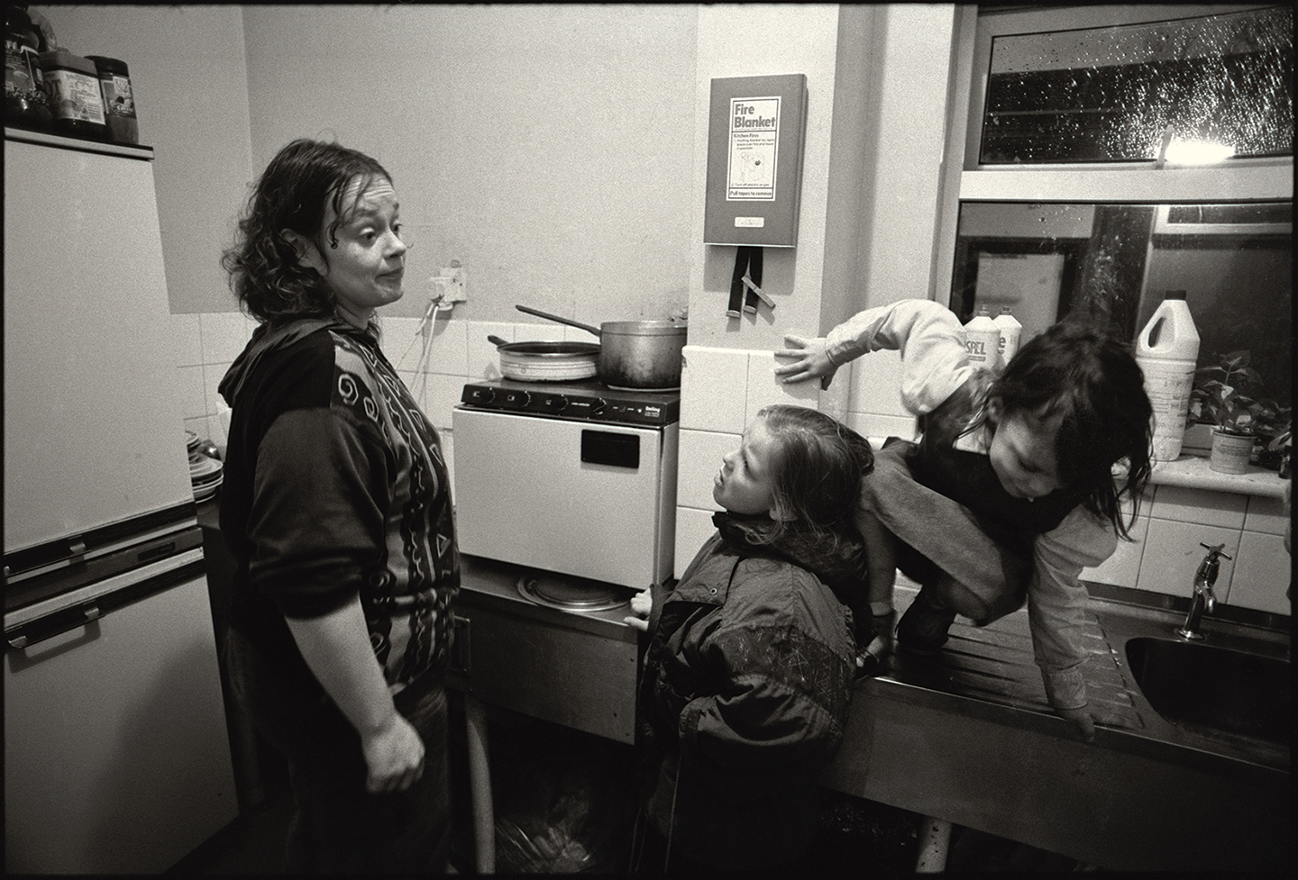 Moeder Mandy met dochters Emma en Donna in de daklozenopvang, 1992. (Uit de serie Thatcher's Children)