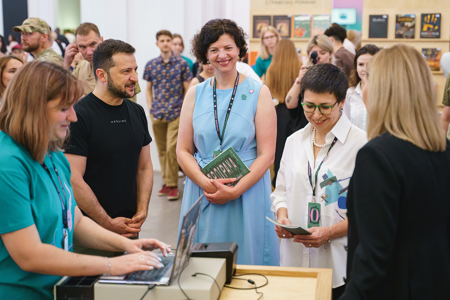 President Zelensky (l) met Olesia Ostrovska-Liuta (m) en directeur Yuliia Kozlovets (r) van het Book Arsenal Festival.