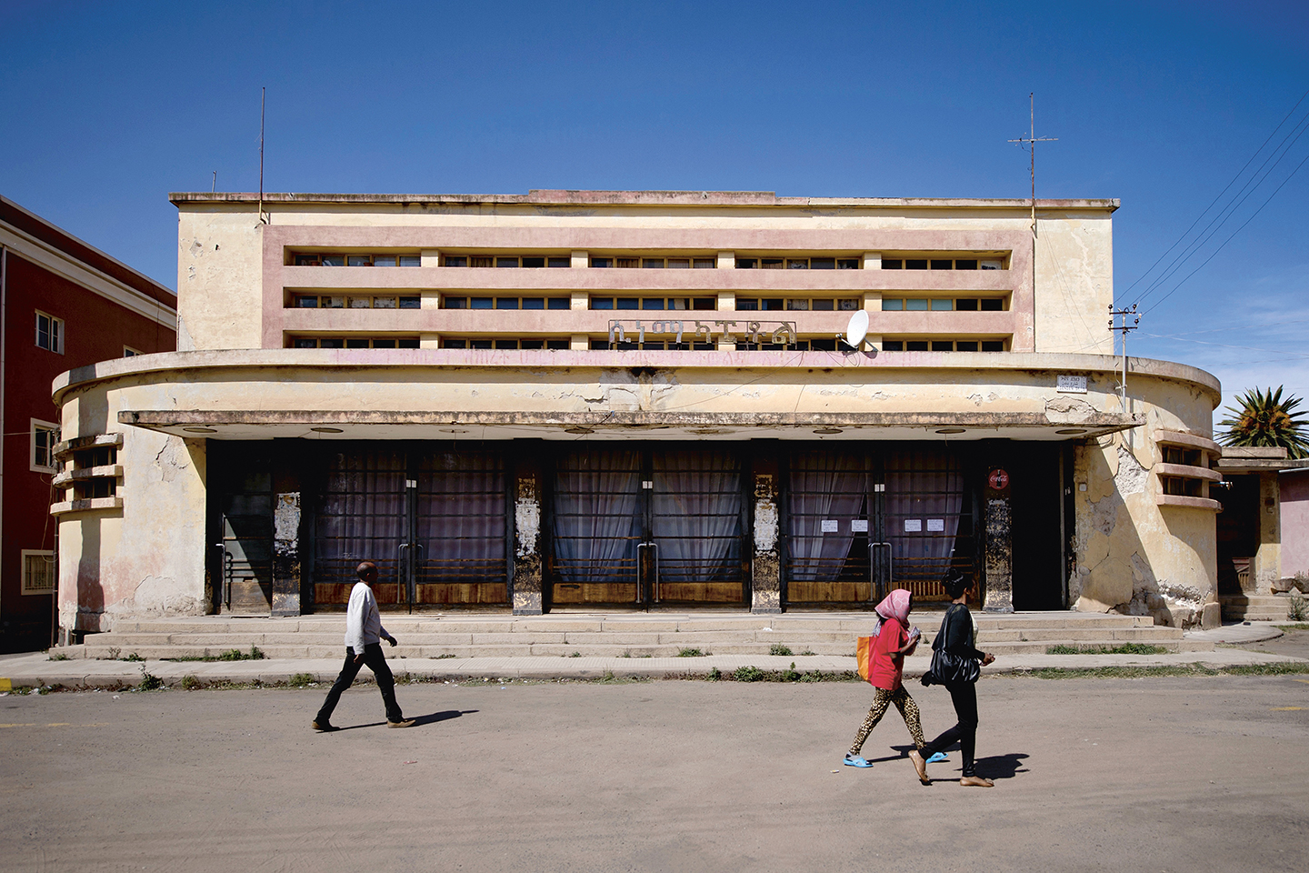 De Capital Cinema, gebouwd eind jaren dertig. Asmara kent veel Italiaanse art-decoarchitectuur uit die periode. Oorspronkelijk naar de regio gebracht door Italianen uit het koloniale tijdperk, bleef de stijl bloeien tot in de jaren zestig.