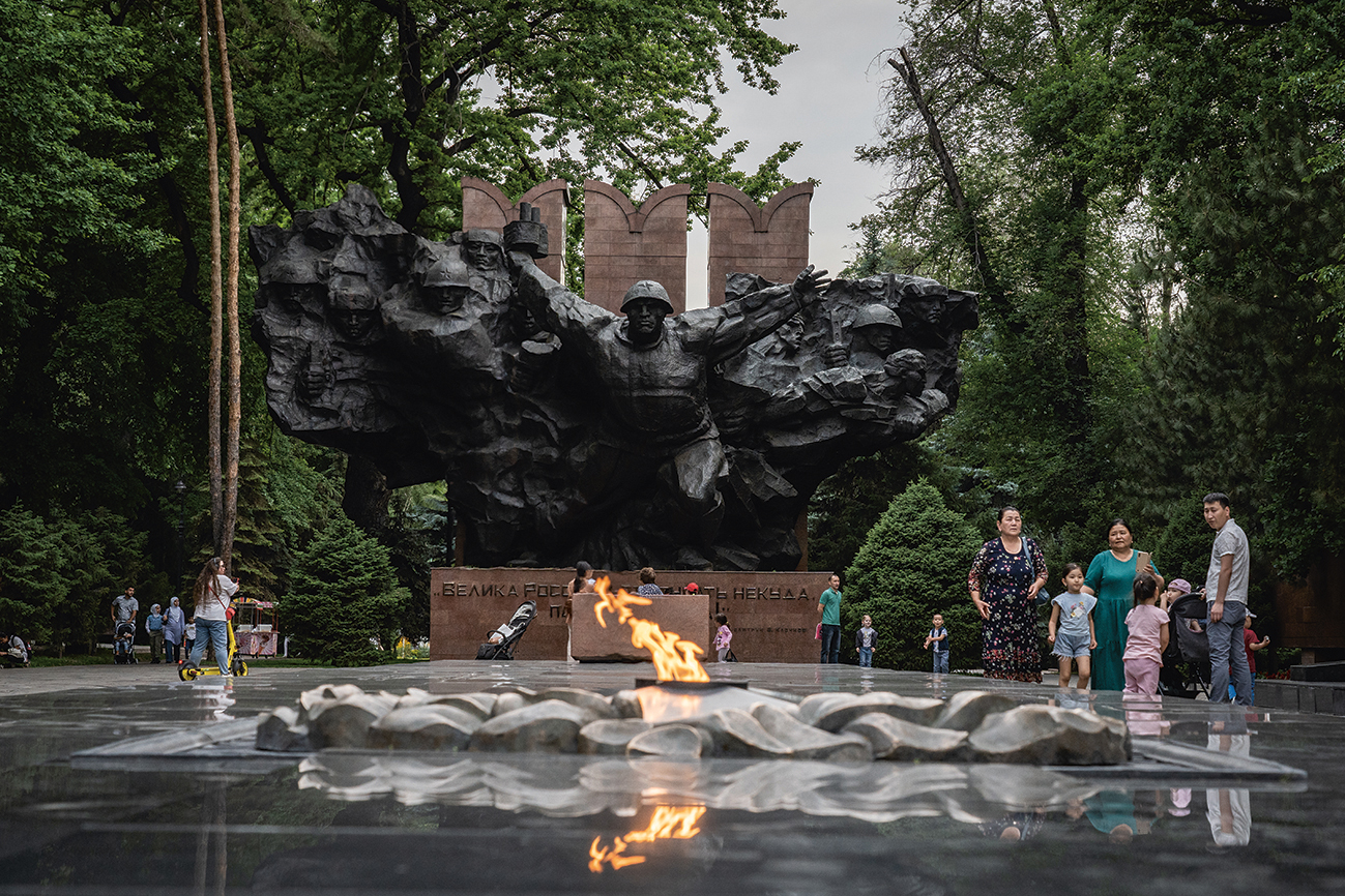 Een Sovjet-monument in Panfilov-park in Almaty voor de slachtoffers van de Tweede Wereldoorlog.