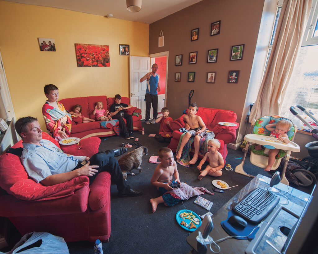 Zoon Mark met zijn kinderen en die van zijn zus Kirsti in zijn woonkamer in Darwen, Lancashire, 2018. (Uit de serie Thatcher's Children)