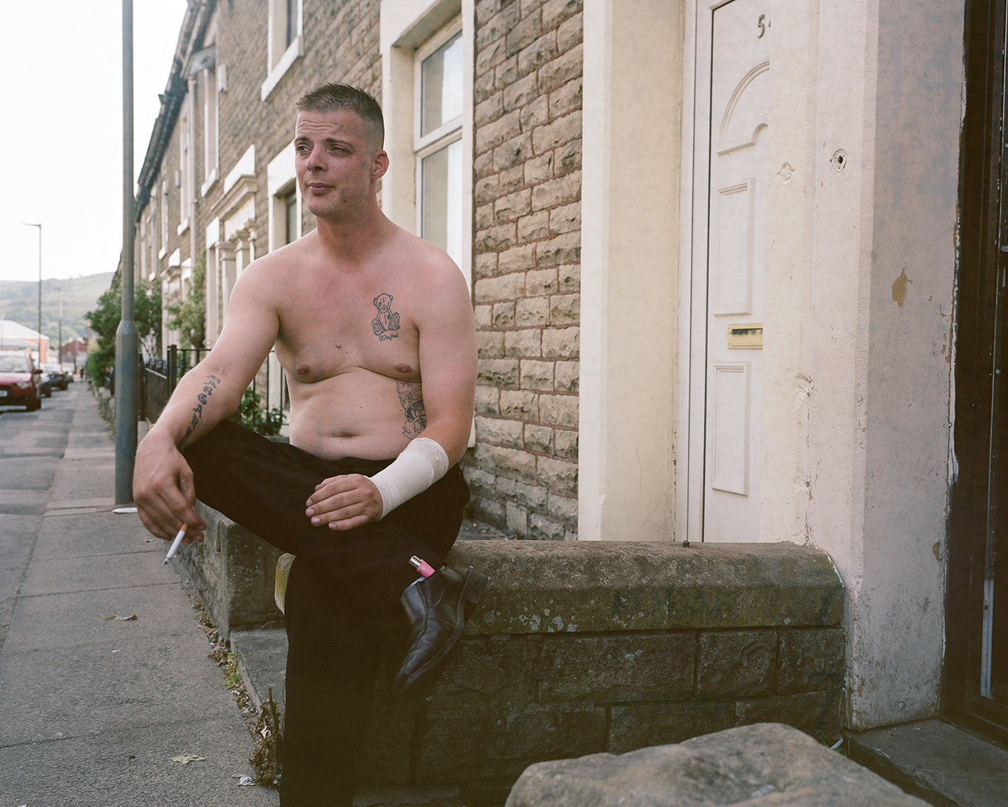 Mark rookt een sigaretje voor zijn huis. (Uit de serie Thatcher's Children)