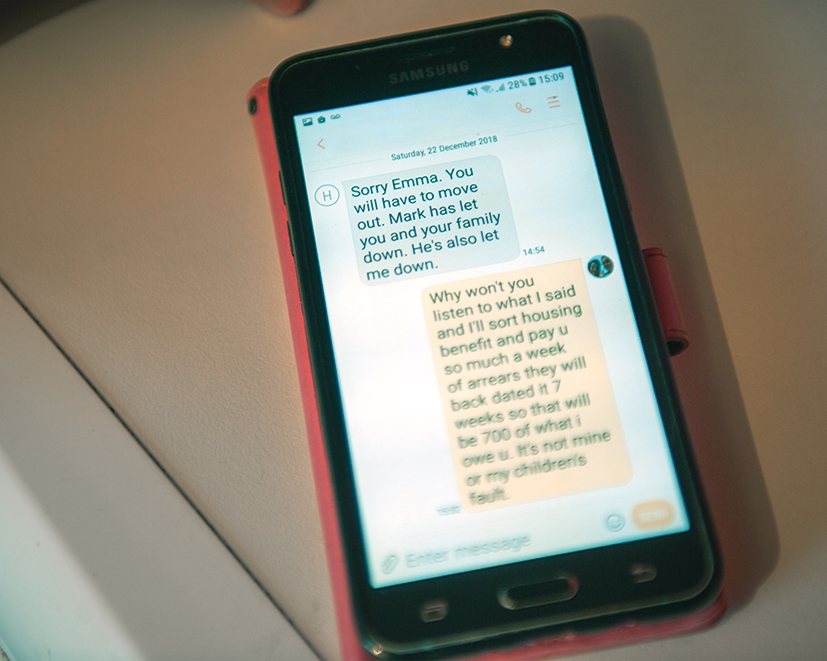 Een appje waarin Marks partner Emma te horen krijgt dat ze uit haar huis wordt gezet. (Uit de serie Thatcher's Children)
