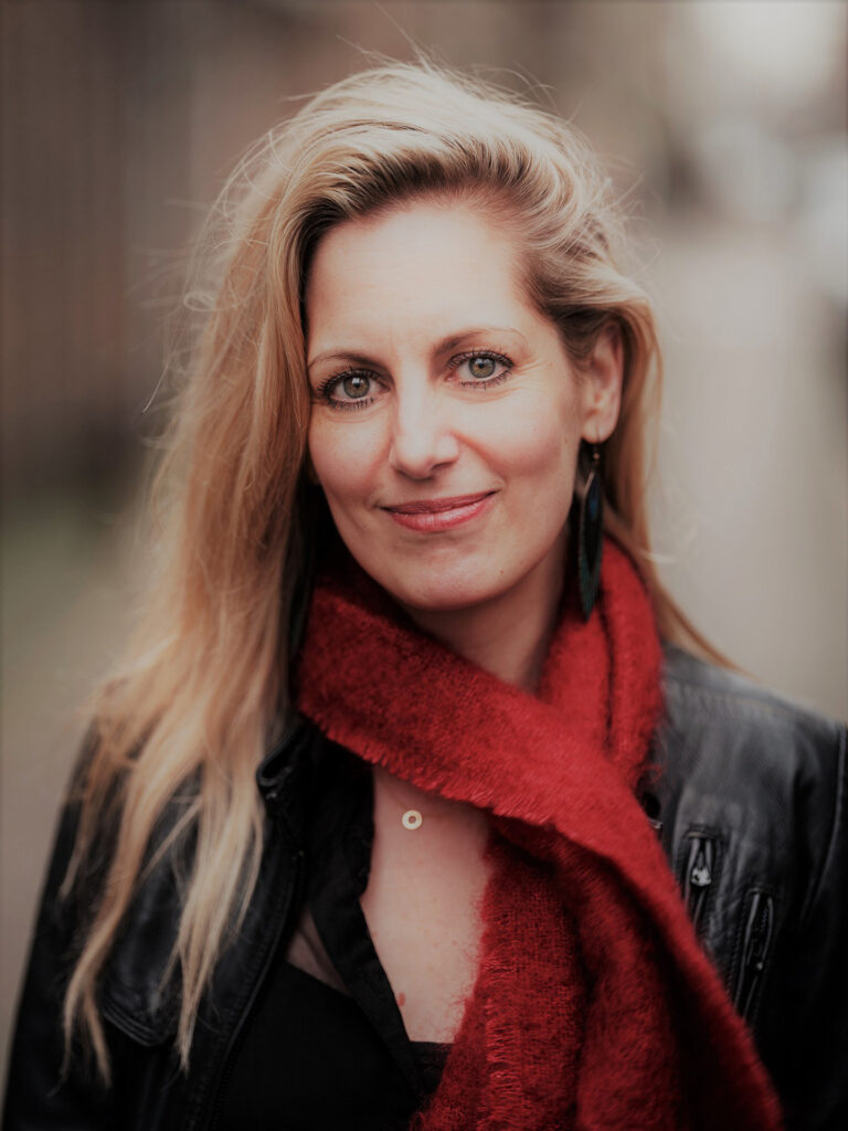 Eva Roovers is Mede-oprichter van Bureau Burgerberaad. Schrijft over de wijze waarop gewone burgers zorgen voor maatschappelijke veranderingen. Vorig jaar verscheen haar boek Nu is het aan ons. Oproep tot echte democratie.