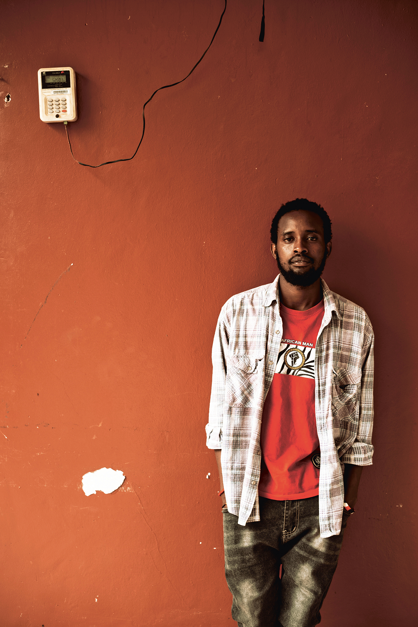 Carmel Joe Muligande, 23 jaar, Kigali: ‘Nu bestaat er geen verschil meer in Rwanda. Je stelt jezelf voor als Rwandees. Als je zegt dat je Hutu of Tutsi bent, dan ga je naar de gevangenis. Want we zijn niet twee verschillende volkeren. We zijn gewoon Rwandezen.’