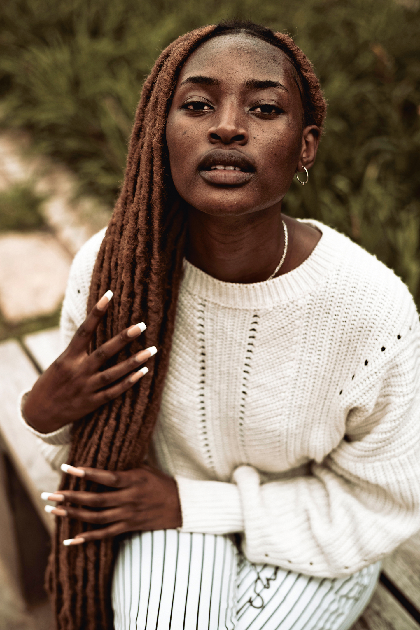 Elvine Ikirezi, 20 jaar, Kigali: ‘Iedereen was vroeger zo terneergeslagen. En als kind vraag je je af: waarom? (…) En dan proberen ze aan een kind van mijn leeftijd uit te leggen dat er iets gruwelijks is voorgevallen. Het kan nooit meer gebeuren want nu vinden we het land en onszelf opnieuw uit. Maar het was iets heel slechts en daarom verandert de sfeer in april nog altijd en worden de mensen koud en somber.’