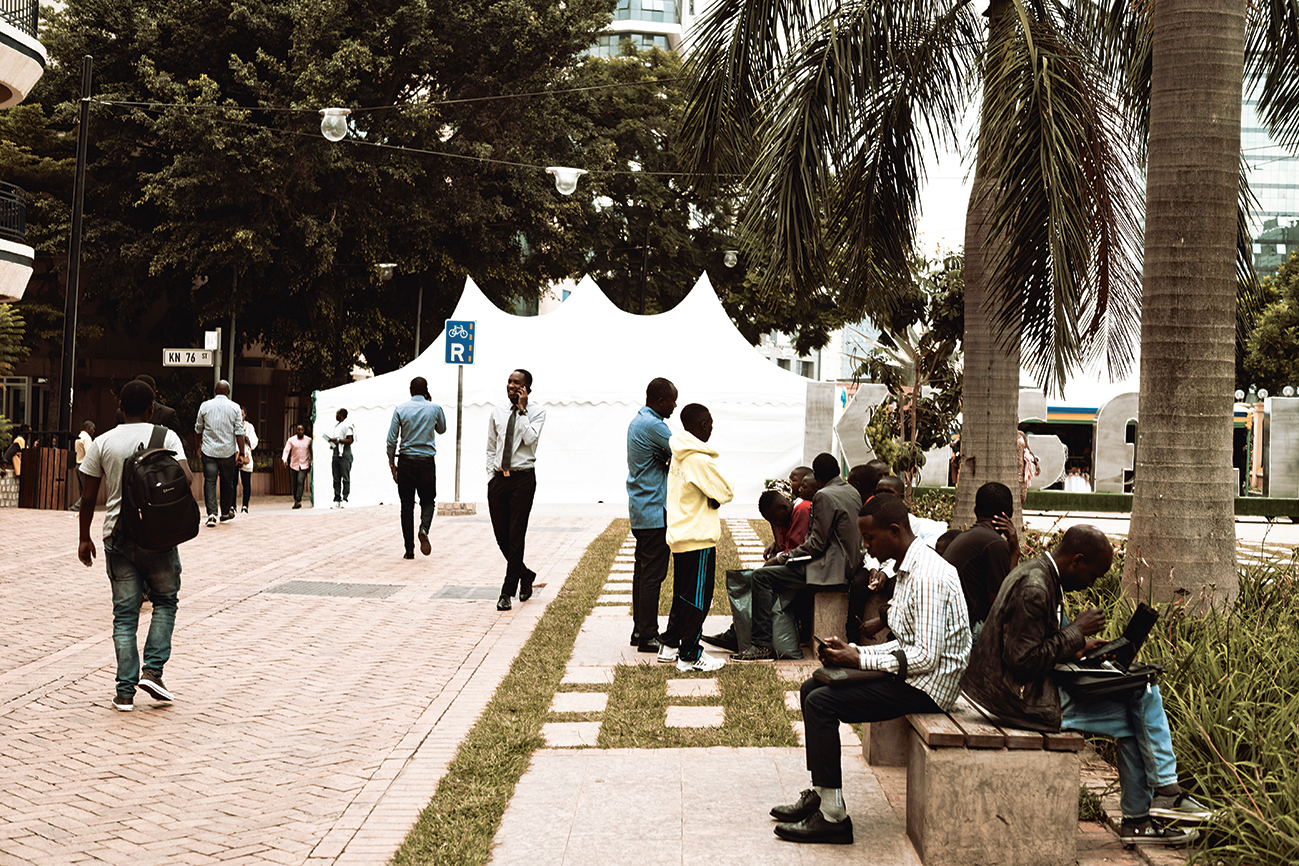 Een straat in het centrum van Kigali met gratis wifi. Dit modernste deel van de stad is als een etalage voor de ontwikkeling van het land en de mensen zijn er trots op.