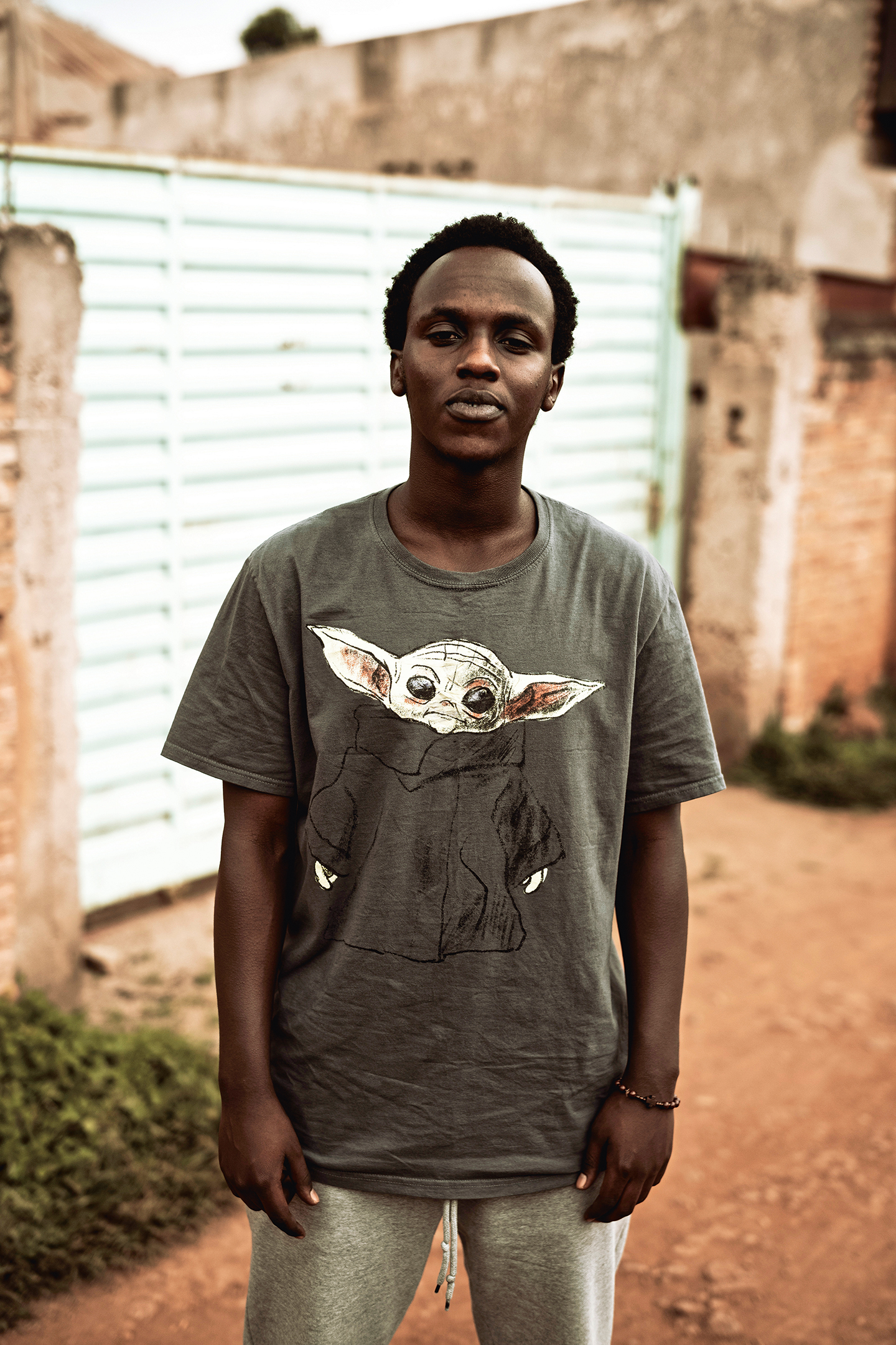 Kevin Ngezahayo, 24 jaar, Kigali: ‘Paul Kagame (de president van Rwanda, red.) heeft iets geweldigs gedaan: hij heeft de mensen weer bij elkaar gebracht. Het is hem gelukt om de slachtoffers en de daders met elkaar te verzoenen. We hebben nu zelfs de fase bereikt waarin er gemengde huwelijken worden gesloten. Net na de genocide konden we ons niet voorstellen dat een dader zou trouwen met de dochter van een overlevende. Maar vandaag de dag is dat mogelijk.’