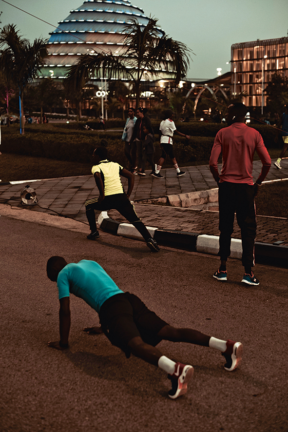 Oefenen voor de Kigali Night Run, op de achtergrond het congrescentrum.