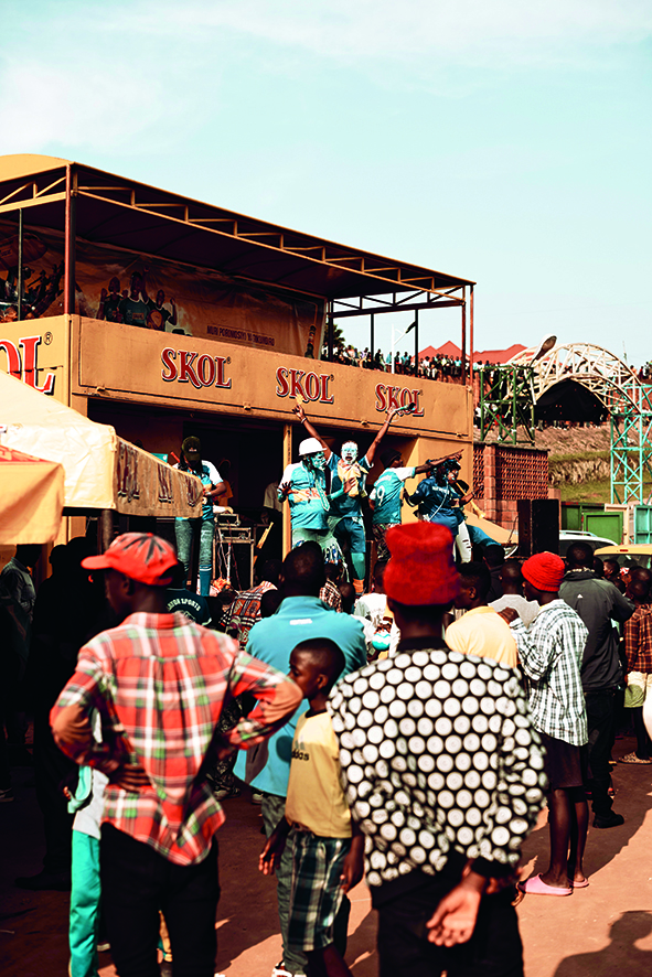 Bezoekers bij een optreden tijdens de rust van een voetbalwedstrijd, in de zuidelijke provincie Gitarama.