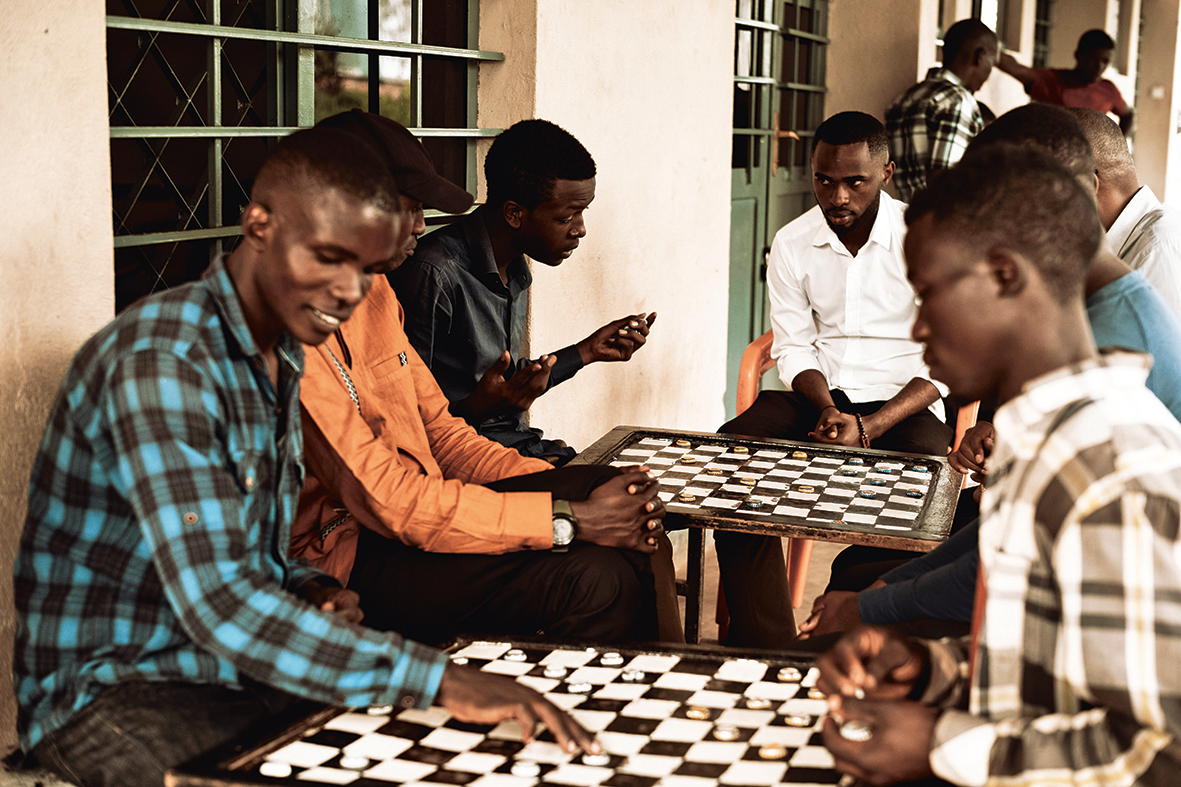 Club Rafiki in Kigali, een cultureel centrum waar de jeugd uit de hoofdstad al vele jaren samenkomt om te internetten, bordspelletjes te spelen, te basketballen of de bibliotheek te bezoeken.